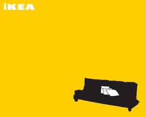 帶有IKEA標誌的黃色背景上的黑色沙發與白色靠枕
