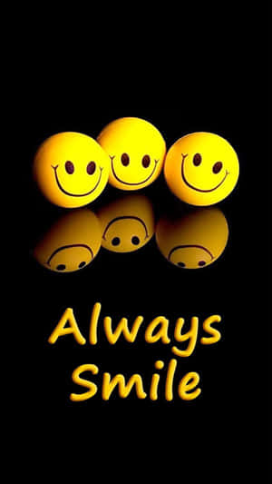 三個黃色笑臉球帶有反射，黑色背景上寫著 'Always Smile' 文字。