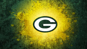 Green Bay Packers 標誌，帶有黃色油漆潑濺，背景是深綠色紋理。