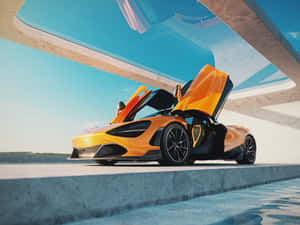 橙色McLaren跑車在現代混凝土建築下打開鷗翼車門。