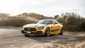 黃色 Mercedes-AMG GT Black Series 停在沙路上，靠近沙丘。 — 汽車 壁紙
