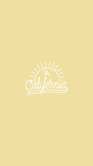 白色LA California標誌，帶太陽爆發，淺黃色背景。