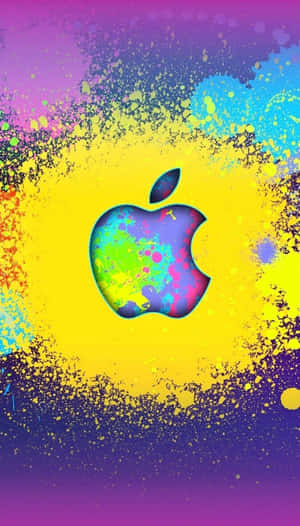 在漸變背景上，Apple標誌被五彩斑斕的顏料濺灑覆蓋。
