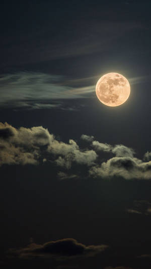 滿月穿過夜空中的烏雲閃耀