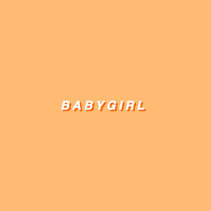 粗體白色文字 BABYGIRL 帶橙色陰影，位於桃色背景上