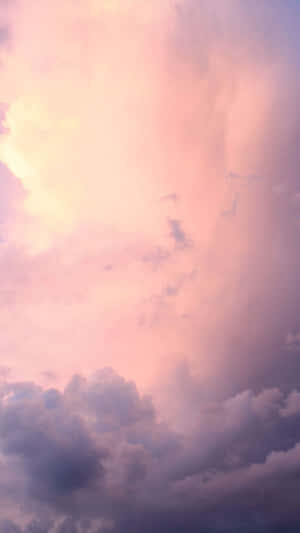粉彩粉紅和薰衣草色的雲朵在金色日落天空下閃耀。 — 天空美學 壁紙