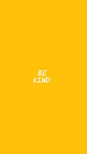 黃色背景上寫有白色手寫文字「BE KIND.」