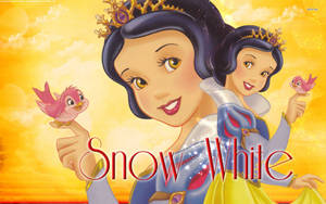 白雪公主手持粉紅色小鳥，背景是金色日落。