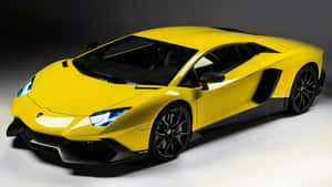 黃色林寶堅尼Aventador跑車，帶有黑色飾邊和發光車頭燈，在工作室中。 — 汽車 壁紙