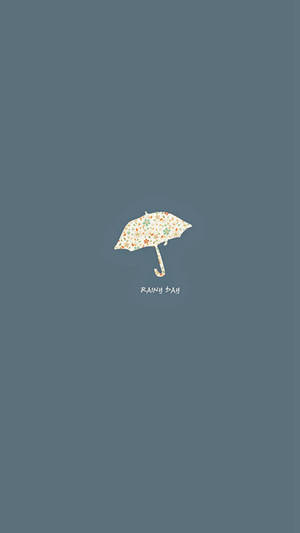 純色藍灰色背景上，一把帶有花卉圖案的雨傘和「RAINY DAY」文字。