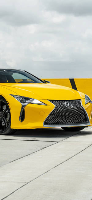 黃色Lexus跑車在混凝土上，天空多雲