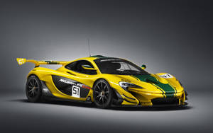 工作室環境中的黃綠色McLaren P1 GTR賽車（編號51）。 — 麥拿侖 GIF 壁紙