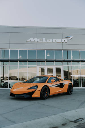 橙色McLaren跑車停在陳列室大樓外。