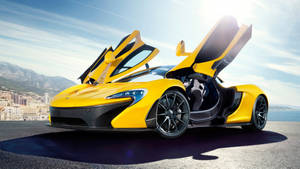 日落時分，沿海公路上黃色McLaren跑車，鷗翼車門打開。