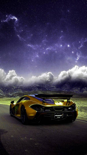 金色跑車在星空下，有雲和山
