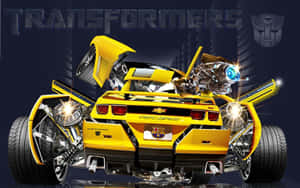 黃色Camaro變形為機械人Bumblebee，帶有發光的眼睛和機械部件。