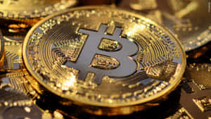 一堆金色比特幣硬幣，帶有電路圖案和比特幣符號。