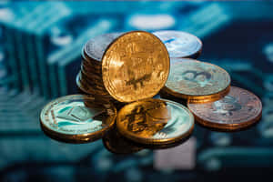 堆疊的加密貨幣硬幣在電路板背景上。