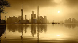 上海日出時分的天際線，摩天大樓倒映在平靜的水面上，前景有光禿的樹枝。 — 建築 壁紙