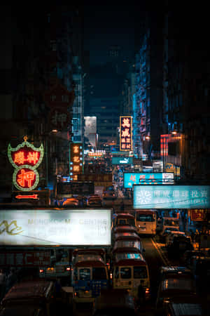 夜晚嘅城市街道，有發光嘅霓虹招牌同繁忙嘅交通。 — POCO Pad 壁紙