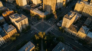 城市十字路口日落鳥瞰圖，有建築物和街道。 — 城市景觀 壁紙