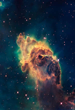 一個色彩繽紛的星雲，在深空中有發光的氣體雲和明亮的星星。