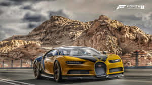 黃黑相間的Bugatti Chiron在沙漠高速公路上與岩石山脈競速。