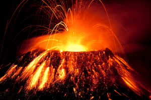 火山爆發，明亮的橙色熔岩和火花在黑暗的夜空中噴射。
