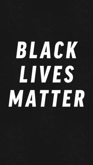 在帶有紋理的黑色背景上，以粗體白色字母顯示的Black lives matter抗議標語。