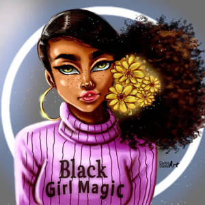 黑人女性，綠色眼睛，頭髮上有金色花朵，身穿帶有「Black Girl Magic」文字的紫色毛衣。