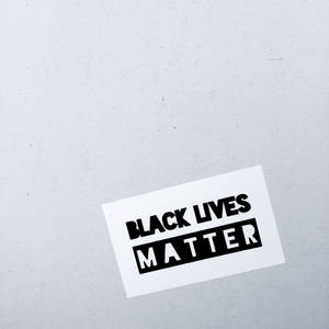 灰色背景上寫有「BLACK LIVES MATTER」的黑白抗議貼紙。 — 藝術 壁紙