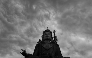 在戲劇性的多雲天空下的紀念性神像。