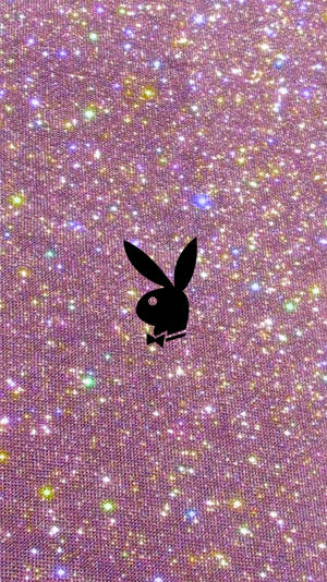 黑色Playboy兔仔標誌在閃爍的粉紅色背景上，帶有彩虹閃粉。