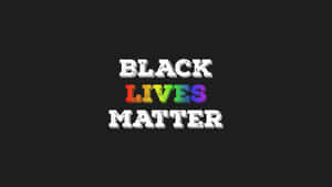 黑色背景上以粗體白色和彩虹色字母顯示的 Black Lives Matter 標語。 — 驕傲 GIF 壁紙