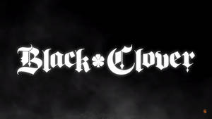 Black Clover 動畫標題標誌，白色哥德式文字在深色煙霧背景上 — 黑色五葉草 壁紙