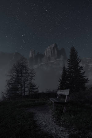 星空下木凳，薄霧山脈和松樹
