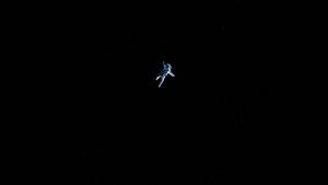 太空人在星空中漂浮。