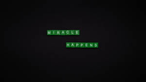 綠色 Scrabble 字母磚在深色背景上拼出 miracle happens。
