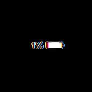 黑色背景上帶有彩虹故障效果的電量低圖標