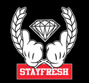 兩隻卡通手做出搖滾手勢，用月桂花環同紅色STAYFRESH橫額圍住鑽石。