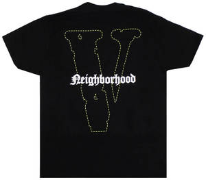 黑色T恤，帶有黃色縫製V標誌和白色Neighborhood文字。
