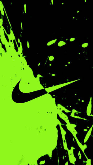 螢光綠色和黑色潑濺背景，帶有Nike勾勾標誌。