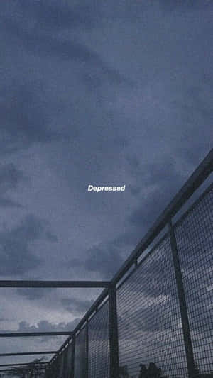 陰沉天空下的金屬圍欄，白色 depressed 字樣。