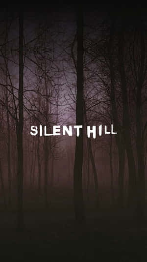Silent Hill文字覆蓋在黃昏陰森迷霧森林上 — 深色iPhone壁紙