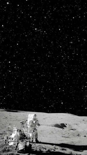 太空人在月球上與月球車在星空下