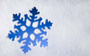 白色雪面上的藍色雪花形狀