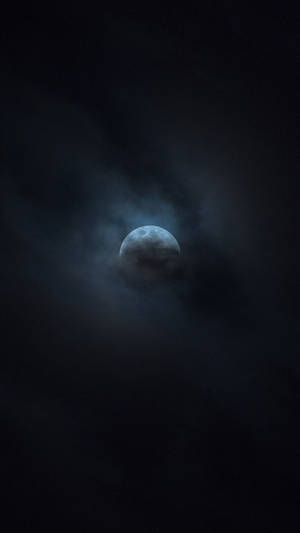 月亮透過烏雲在夜空中發光 — 月色夜空 壁紙