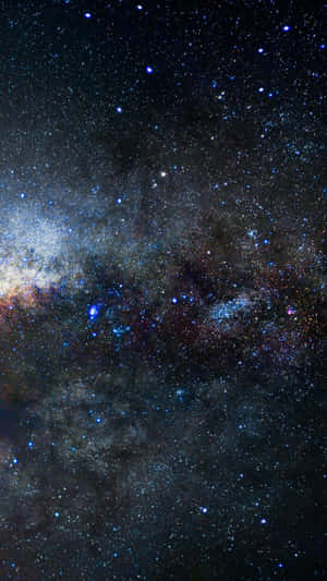 銀河系在夜空中閃耀著星雲和無數星星。