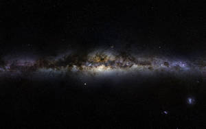 銀河系在黑暗夜空中帶有發光星雲和星星。