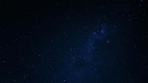 銀河系在深藍色夜空中閃爍著星辰。